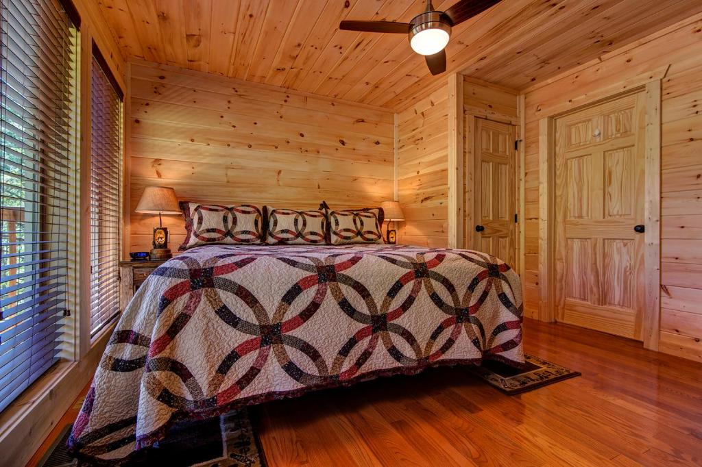 IncomBEARable Luxury Home photo