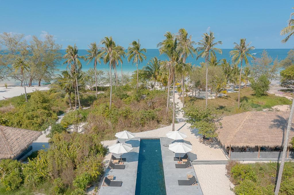 Tamu Koh Rong, Koh Rong Island