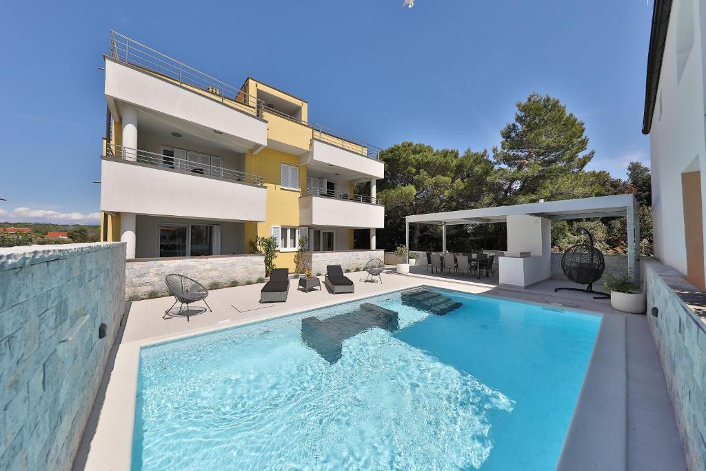 Luxury Villa Nada with Pool — Hotel in Donje Petrcane