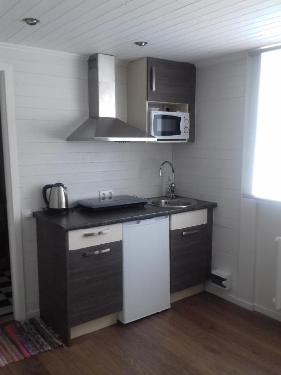 Kitchen, Ovelia B&B in Kuressaare