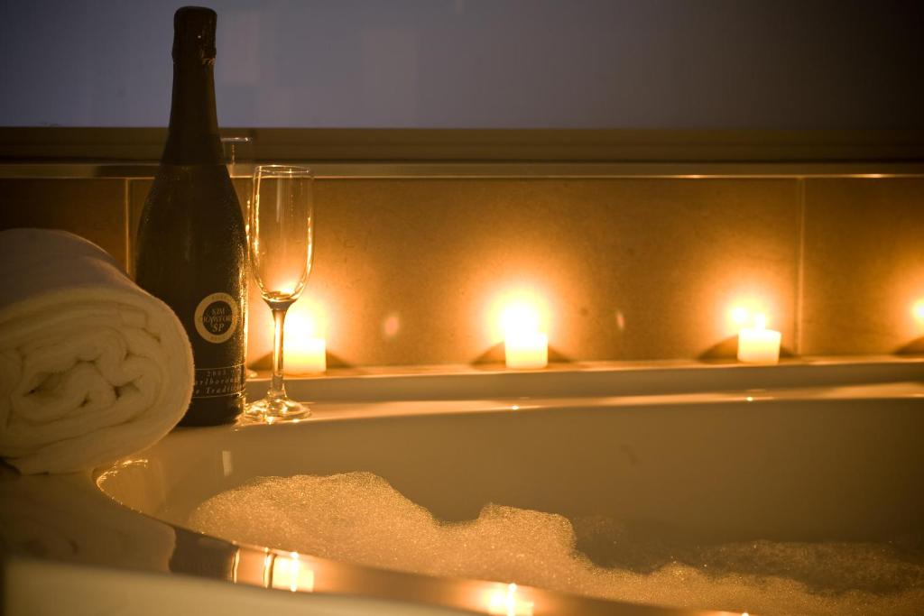 โรงแรมเดอะคราวน์ (The Crown Hotel)