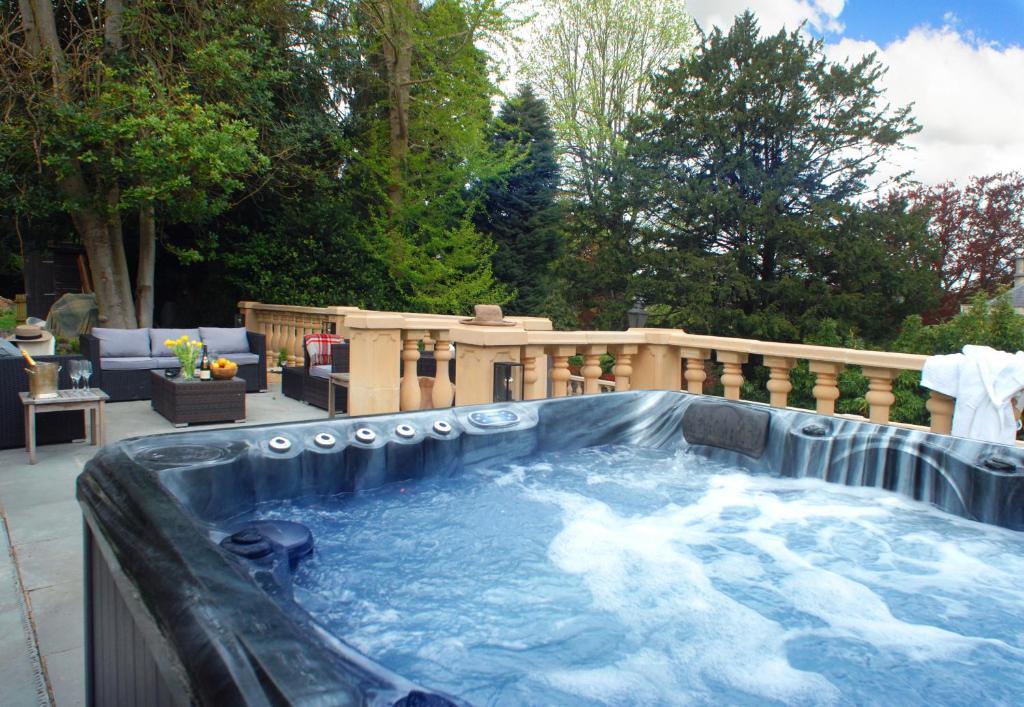 The School Rooms Estate Beautiful, Georgian apartments with Private Heated Pool and Hot Tub Wifi and Parking near Bath
