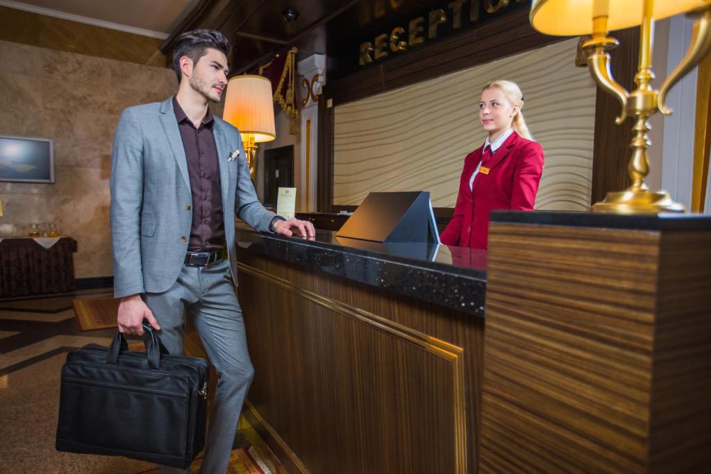 Front desk [24-hour]