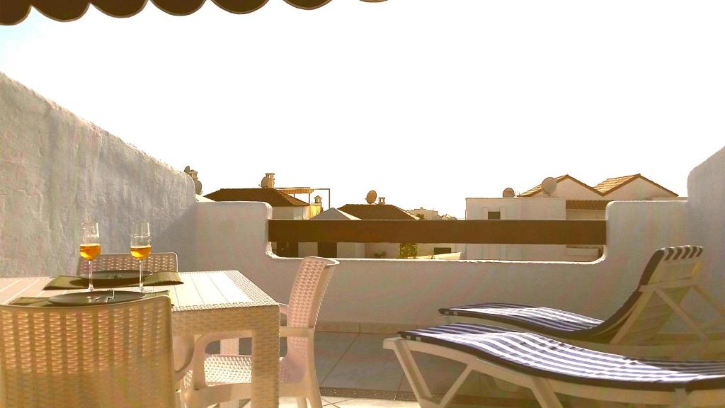 Charming Suite ocean view heated pool, Los Cristianos