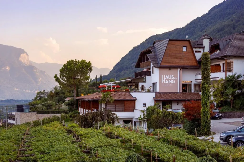 Hotel Haus am Hang, hotel v destinaci Caldaro