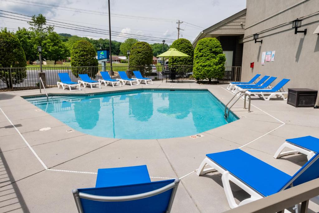Swimming pool, Twin Mountain Inn & Suites in Pigeon Forge (TN)