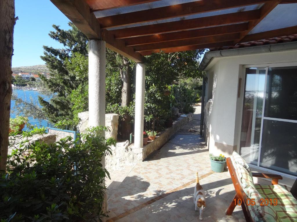 Apartment Jakov with Boat Mooring — Hotel in Brodarica