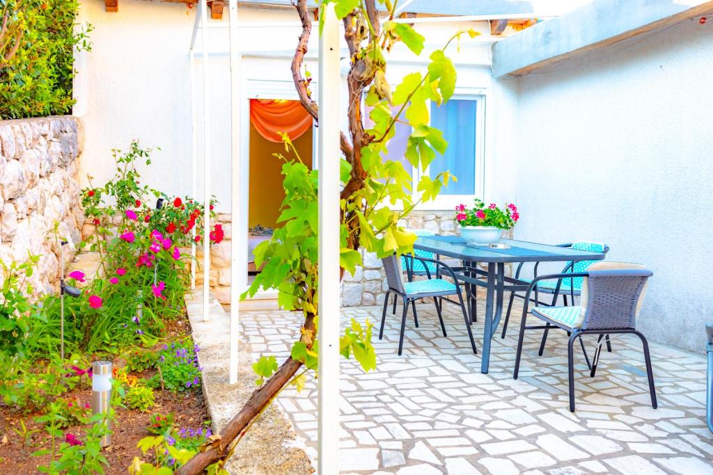 Vacation Home Grill & Chill with 350m2 garden with BBQ photo