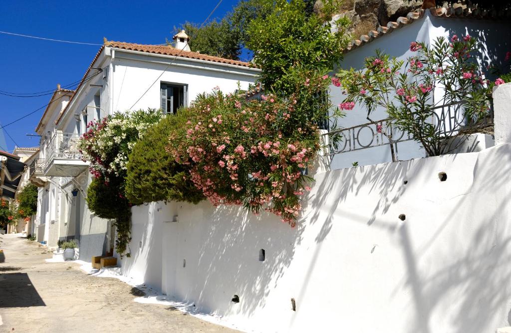 Sto Roloi Island Houses photo