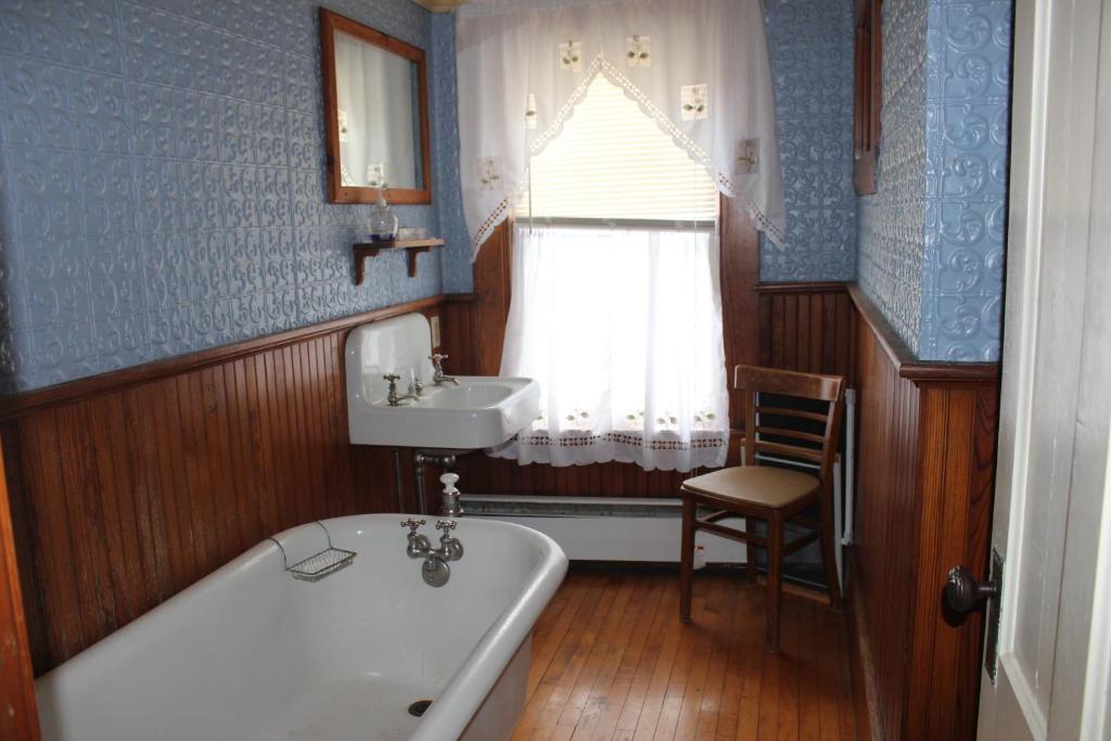 The Sterling Inn photo