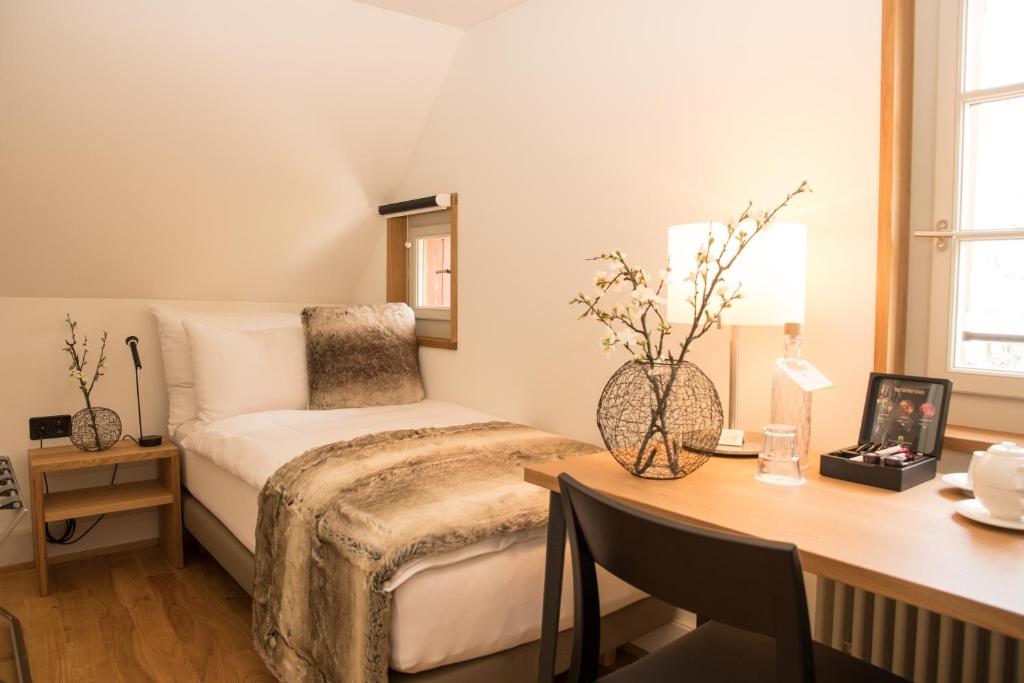 Hotel Restaurant Falkenburg photo
