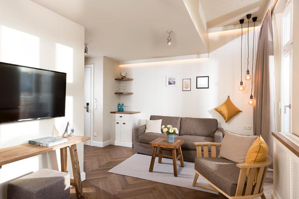 Shared lounge/TV area