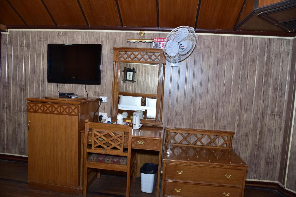 Shared lounge/TV area