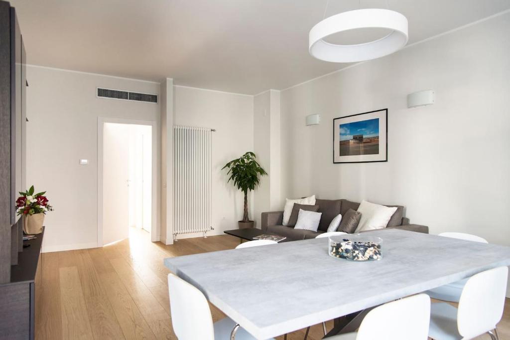 Brand new apt , City Life district - 4
