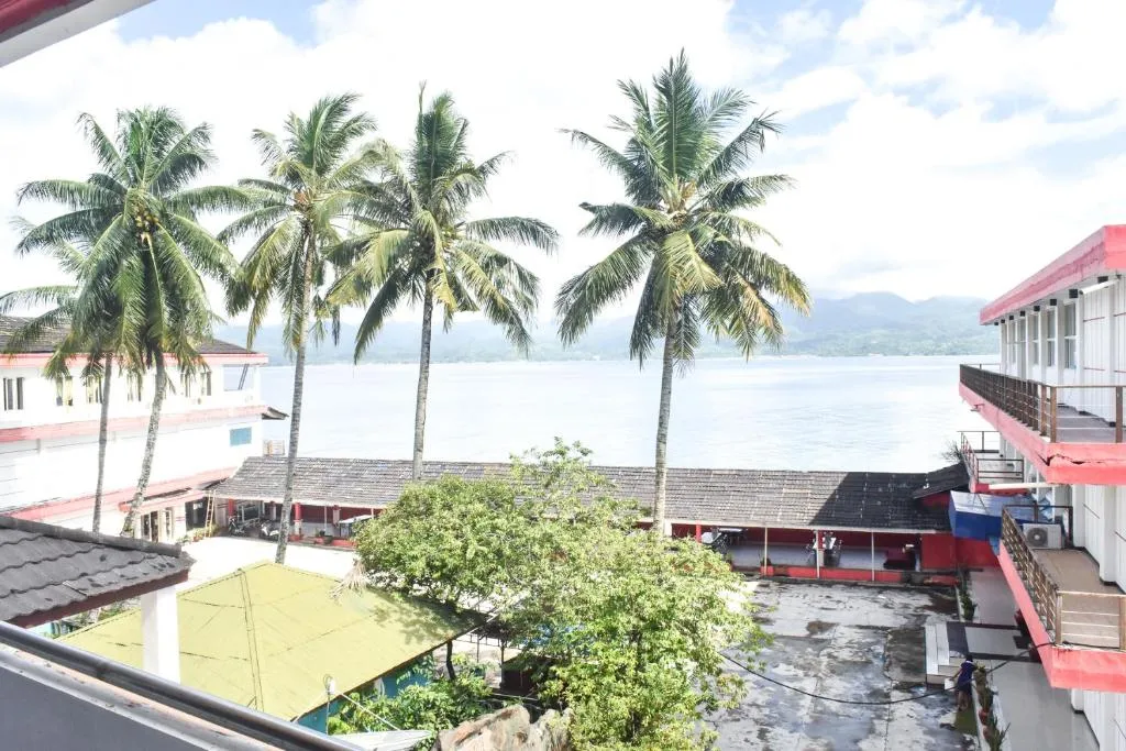 RedDoorz Plus @ Tirta Kencana Hotel，位于安汶的酒店