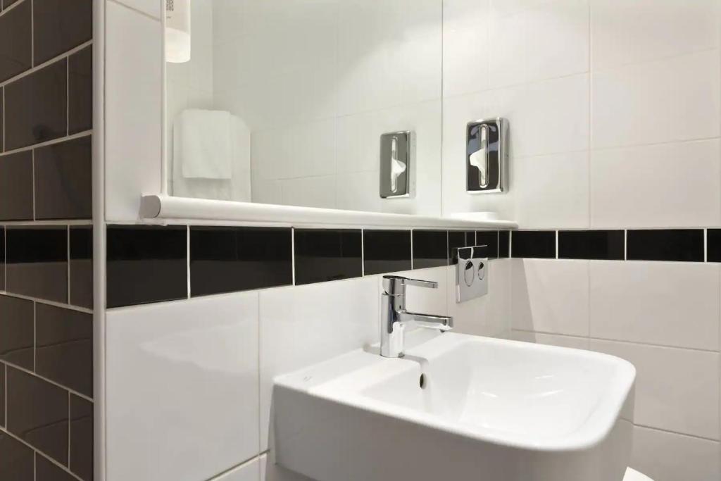 Days Inn by Wyndham Corley NEC M6 photo