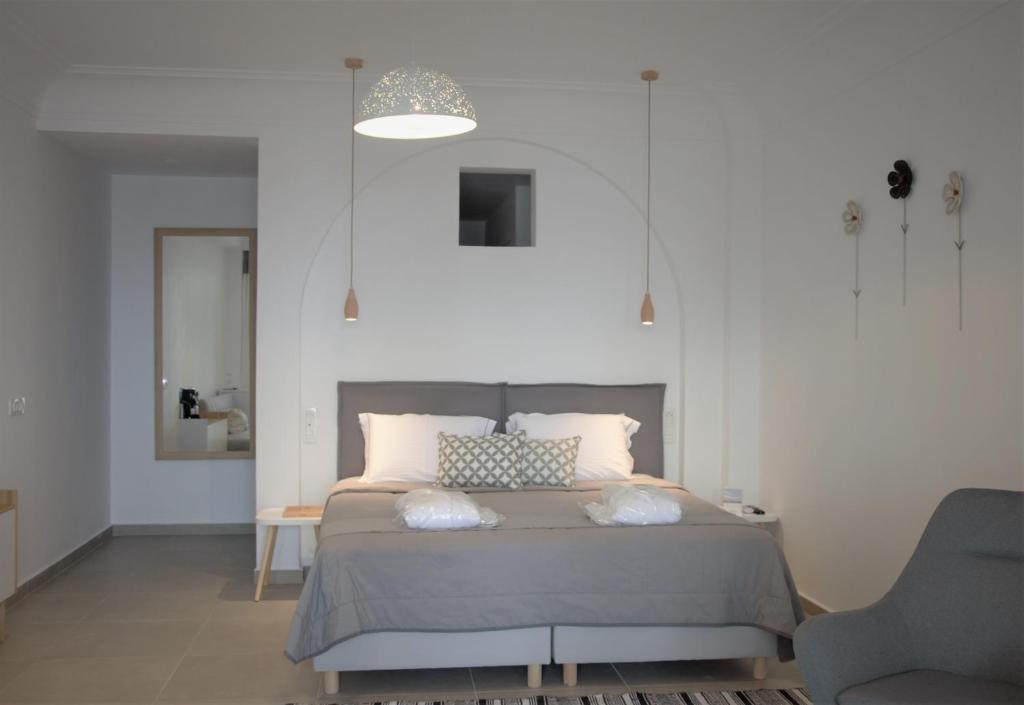 Sigalas Beach Hotel — Hotel rooms in Kamari, South Aegean