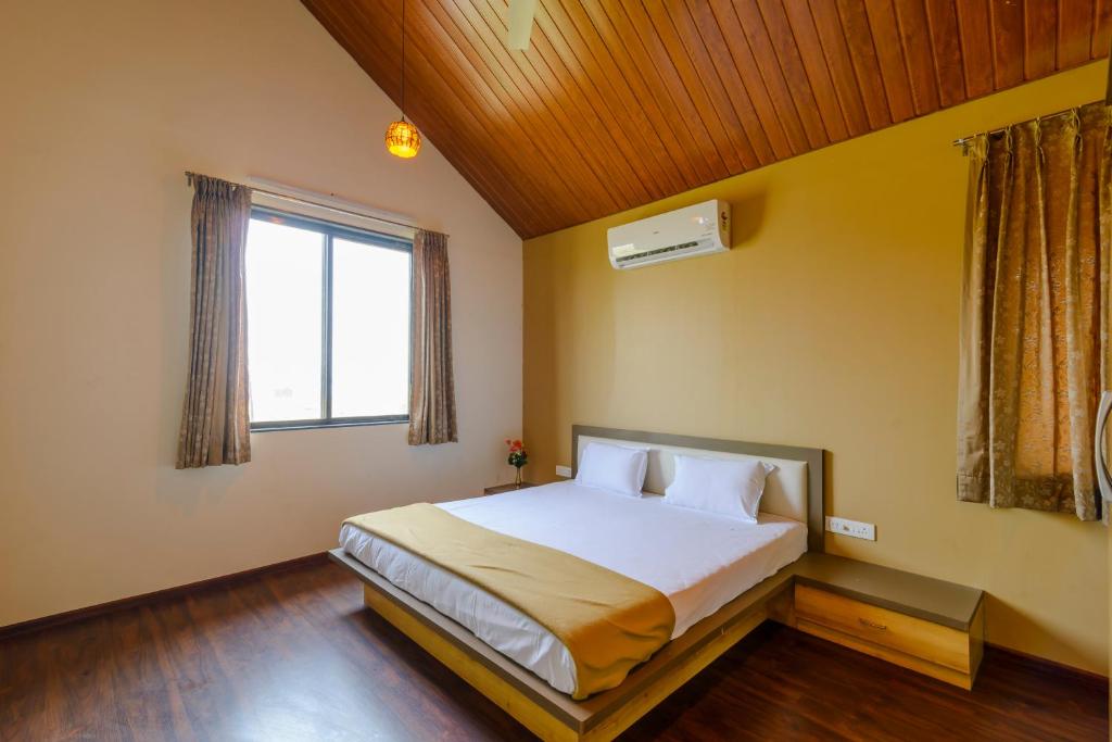 Lake View Holiday Villa Near Sula Wine Yard With 3 BdRms photo