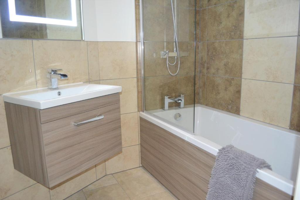OnPoint - 2 Bed Apartment City Centre Ideal Location! photo