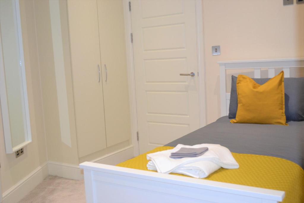 OnPoint - 2 Bed Apartment City Centre Ideal Location! photo
