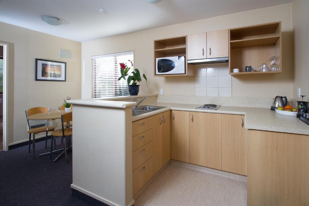 Kitchen, Alhambra Oaks Motor Lodge in Dunedin