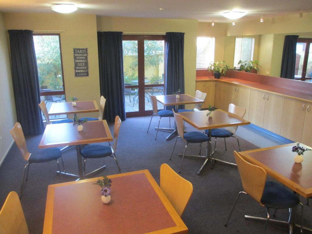 Restaurant, Alhambra Oaks Motor Lodge in Dunedin