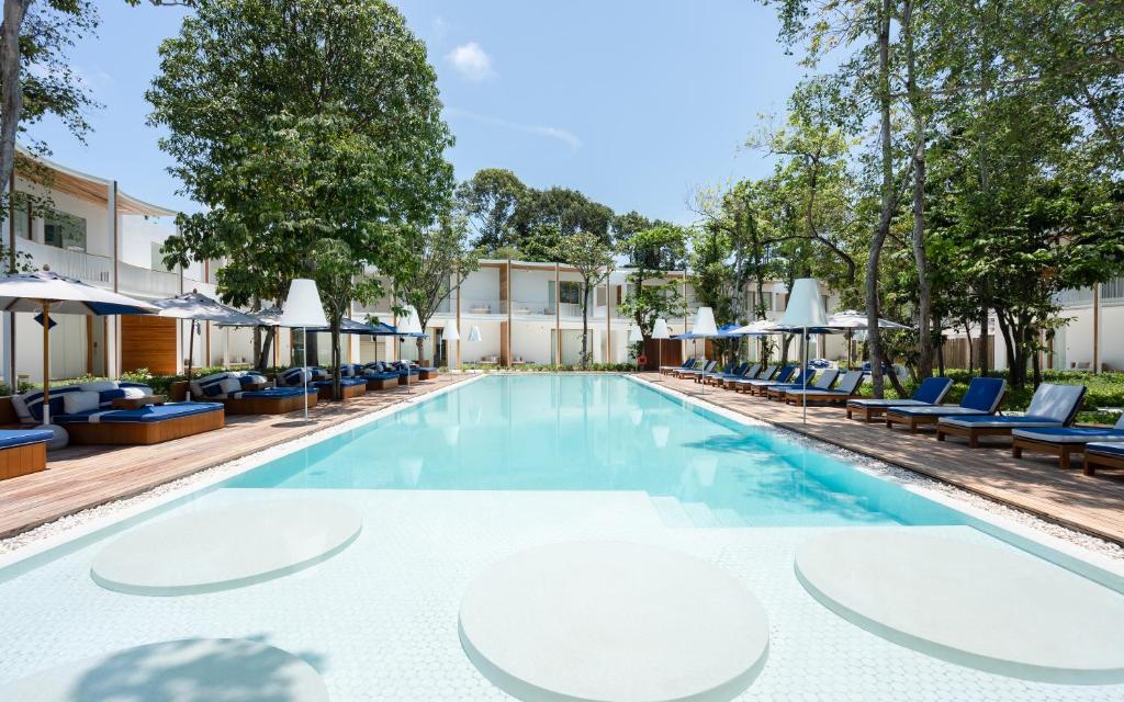 Swimming pool