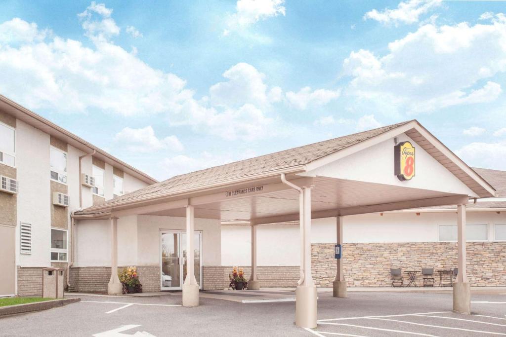 Super 8 By Wyndham Kenora photo