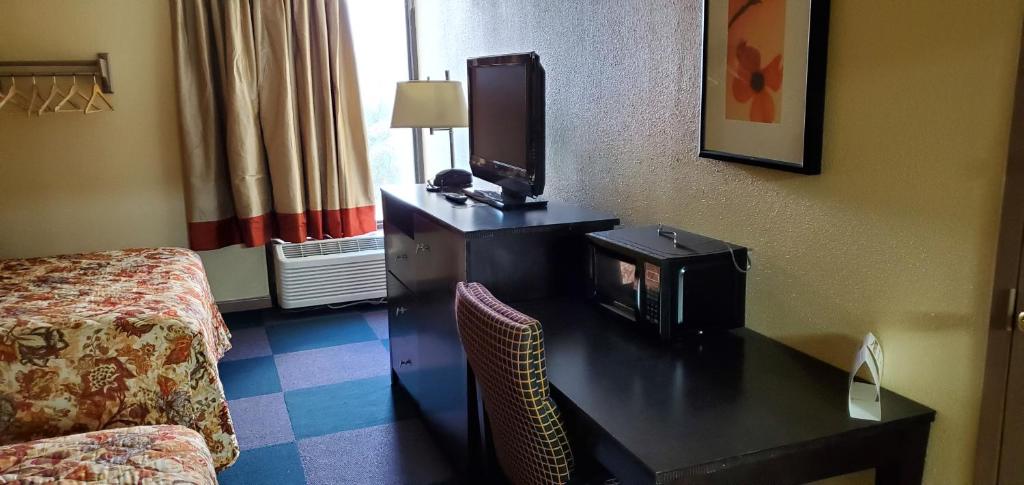 Palm Tree Extended Stay - Macon photo