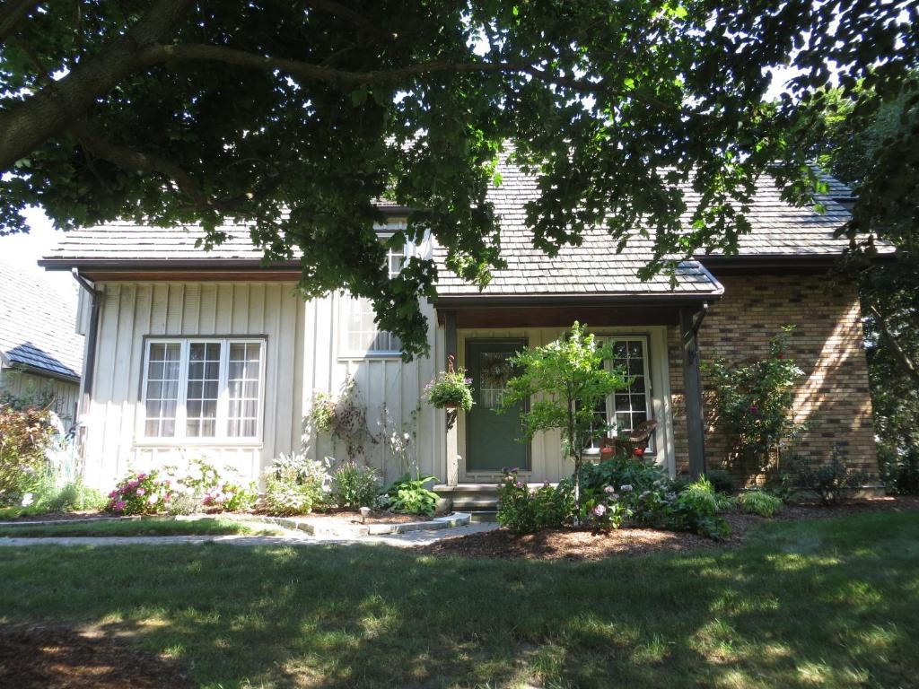 Entrance, Cedar Gables Bed & Breakfast in Niagara On The Lake (ON)