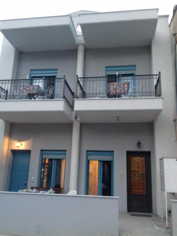 KOSTAS FAMILY ROOMS — Hotel in Stavros