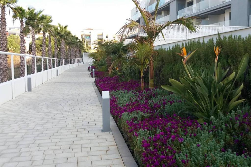 Apartamento en primera línea de playa, con piscina y garaje en Torrox Costa - 4