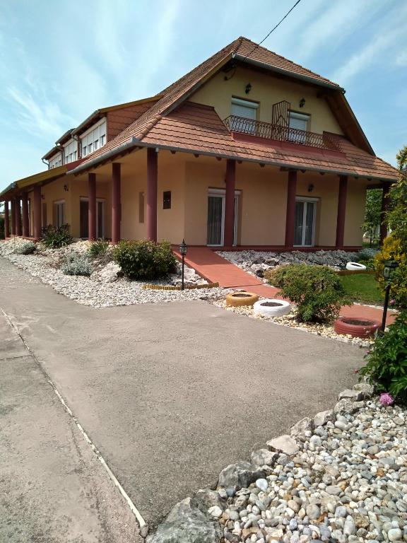 Napocska Panzio — Hotel in Vonyarcvashegy