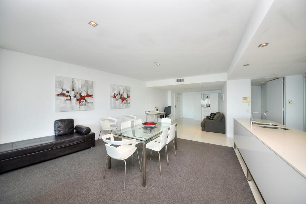 Deluxe Private Apartment in Surfers Paradise photo