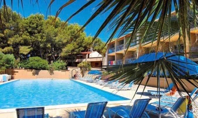 Sanary sur Mer Appartement 30m2 T2 avec terrasse Piscine 10min a pied de la plage — Hotel in Sanary-sur-Mer