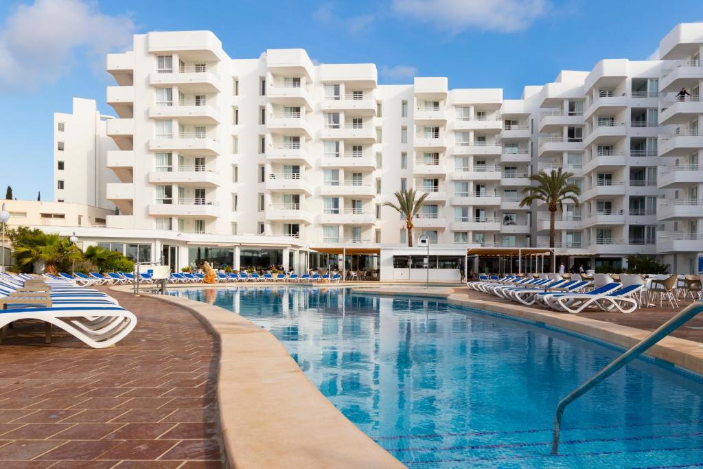 Hotel Palia Sa Coma Playa — Hotel building in S'Illot, Balearic Islands