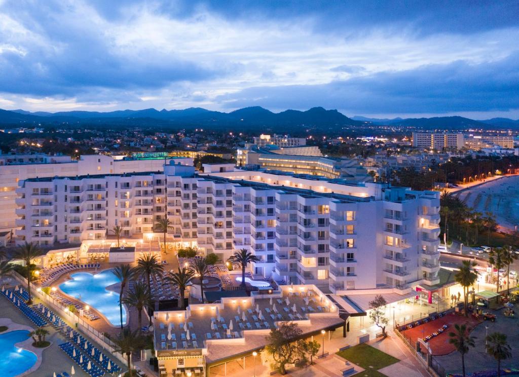 Hotel Palia Sa Coma Playa — Hotel building in S'Illot, Balearic Islands