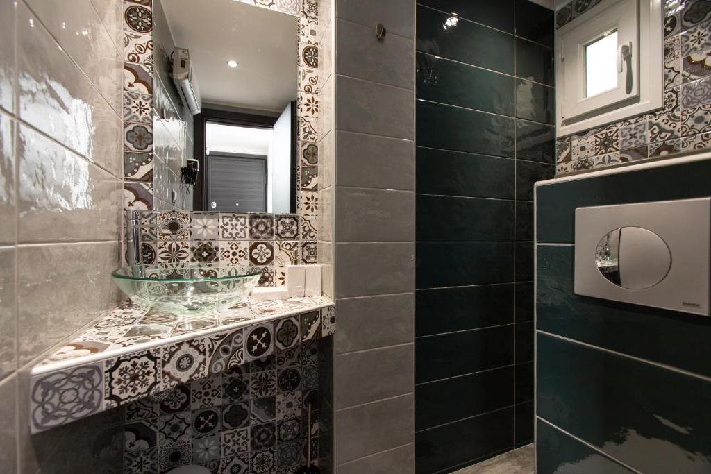 Downtown Luxury Boutique Suites : the red suite photo