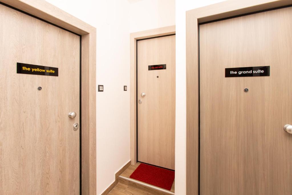 Downtown Luxury Boutique Suites : the red suite photo