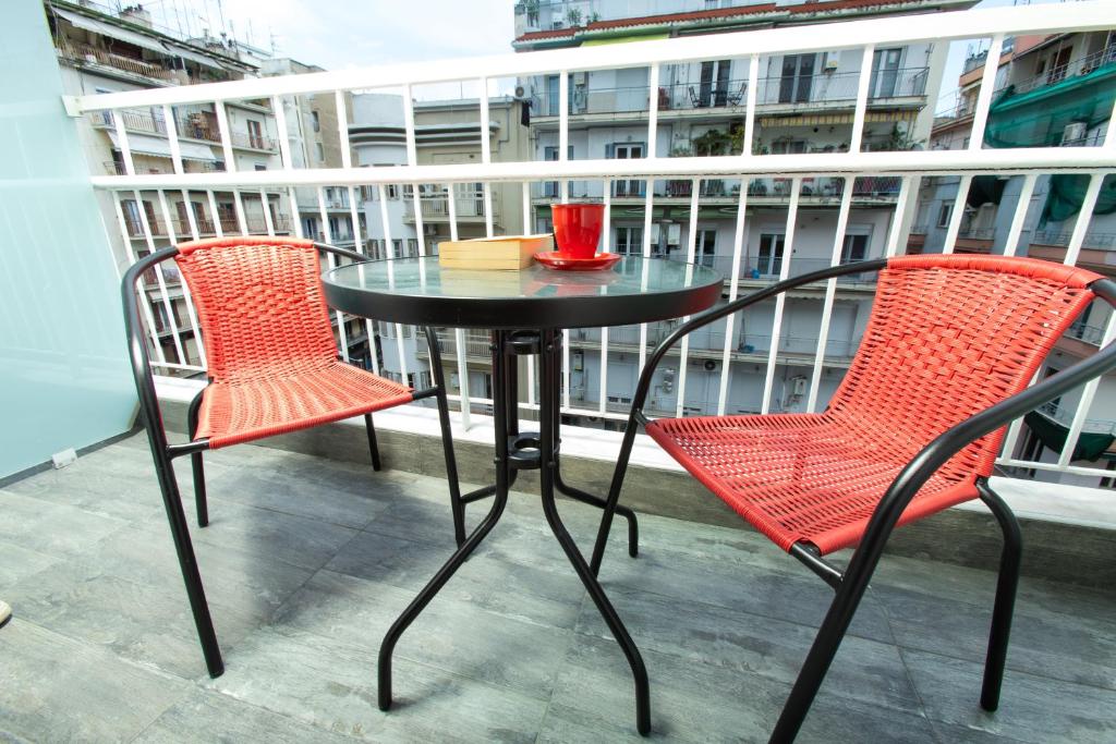 Downtown Luxury Boutique Suites : the red suite photo