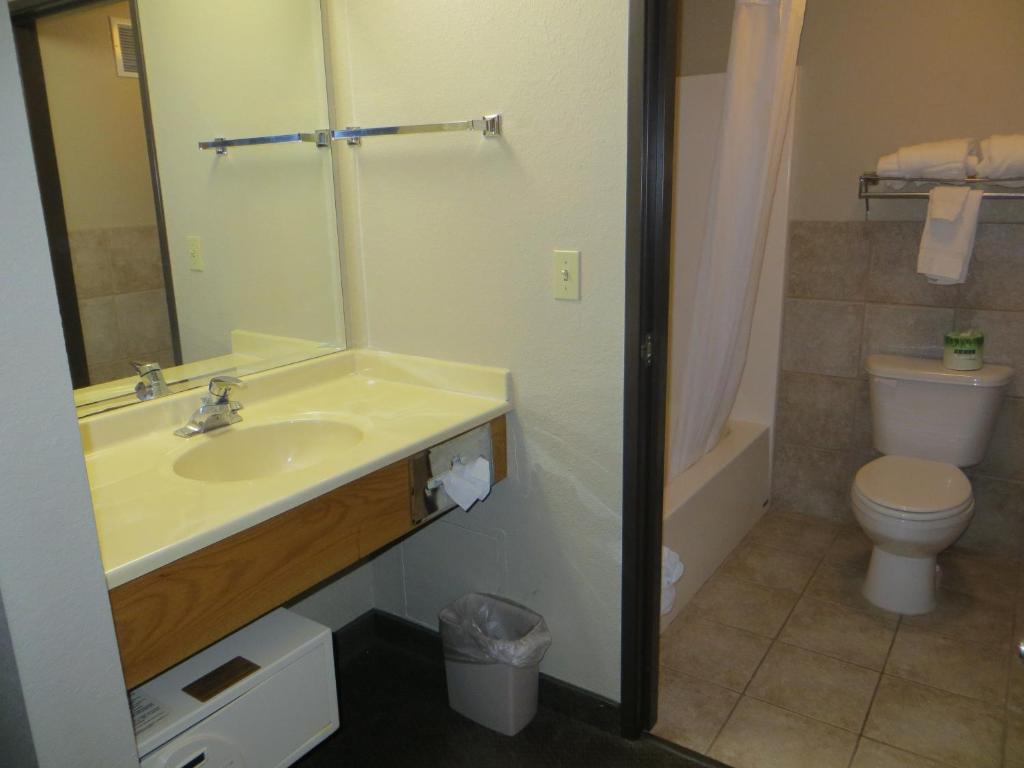 Super 8 By Wyndham Davenport Photo 32