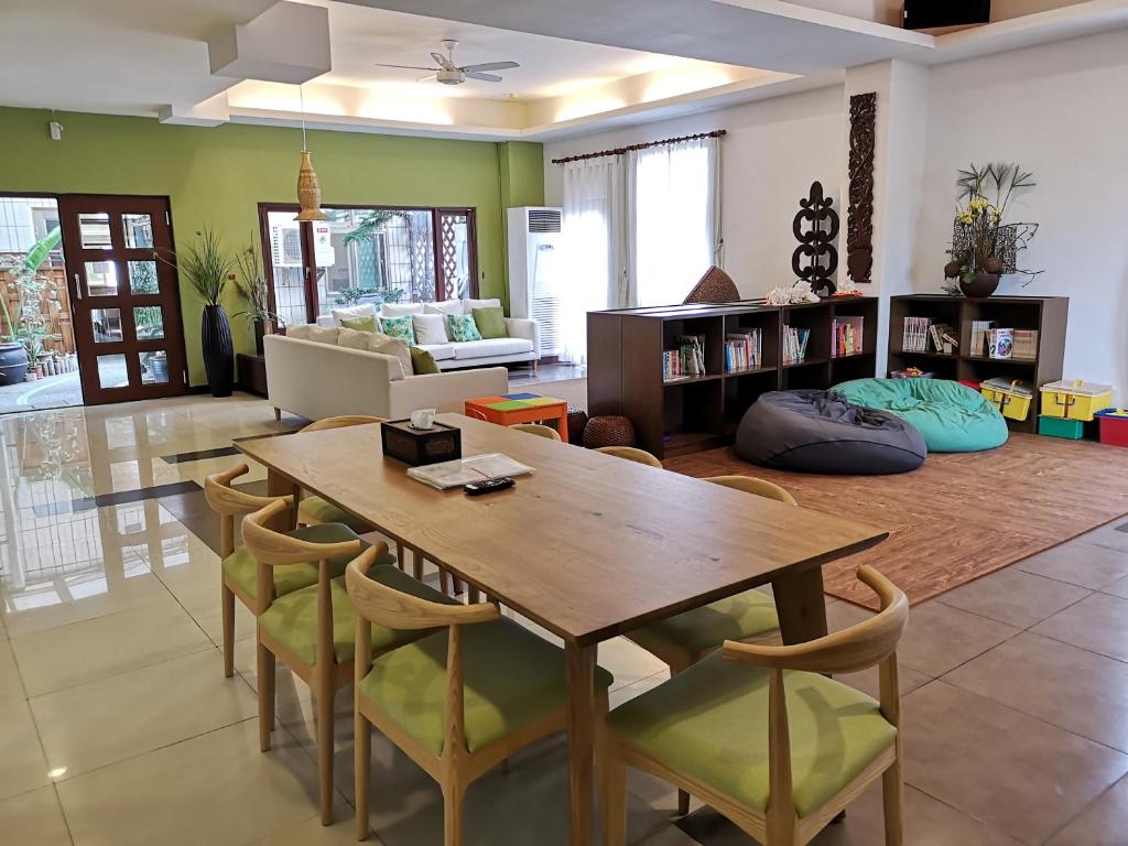 Shared lounge/TV area