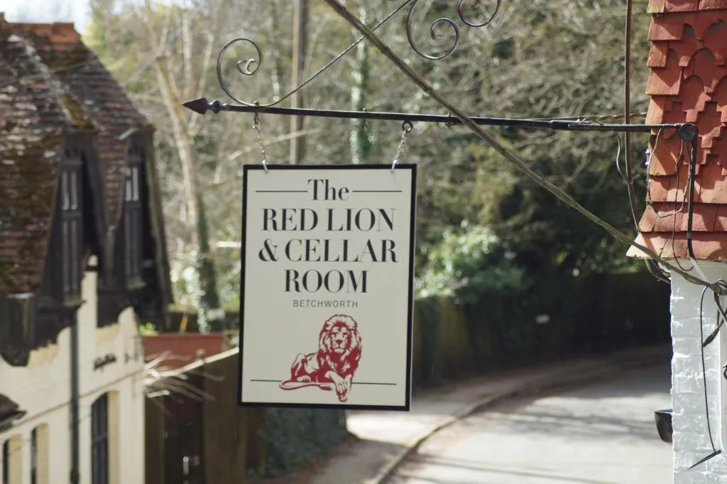 The Red Lion & Cellar Room, Betchworth, hotel v destinaci Betchworth