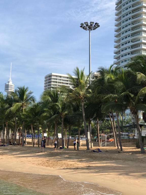 วิวทะเล คอนโดมีเนียม บาย วาลาด พรอพเพอร์ตี้ (View Talay Condominium by Vlad Property)