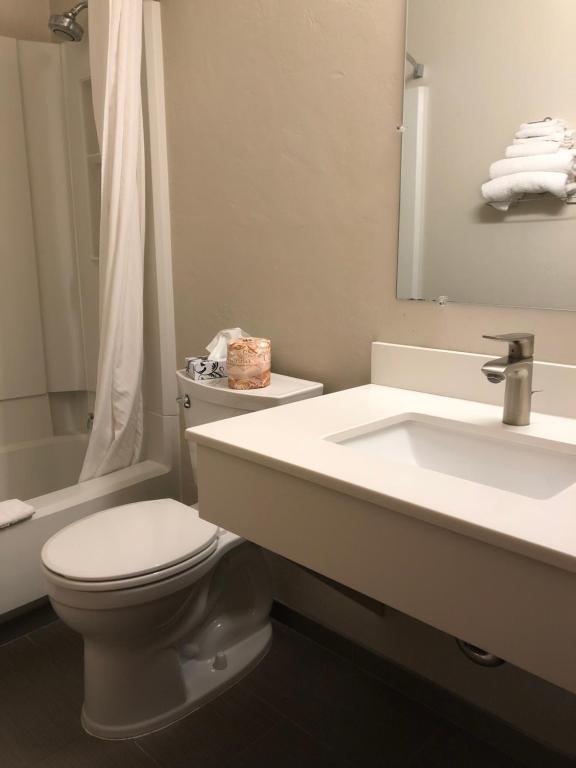 Super 8 By Wyndham Portland Airport photo