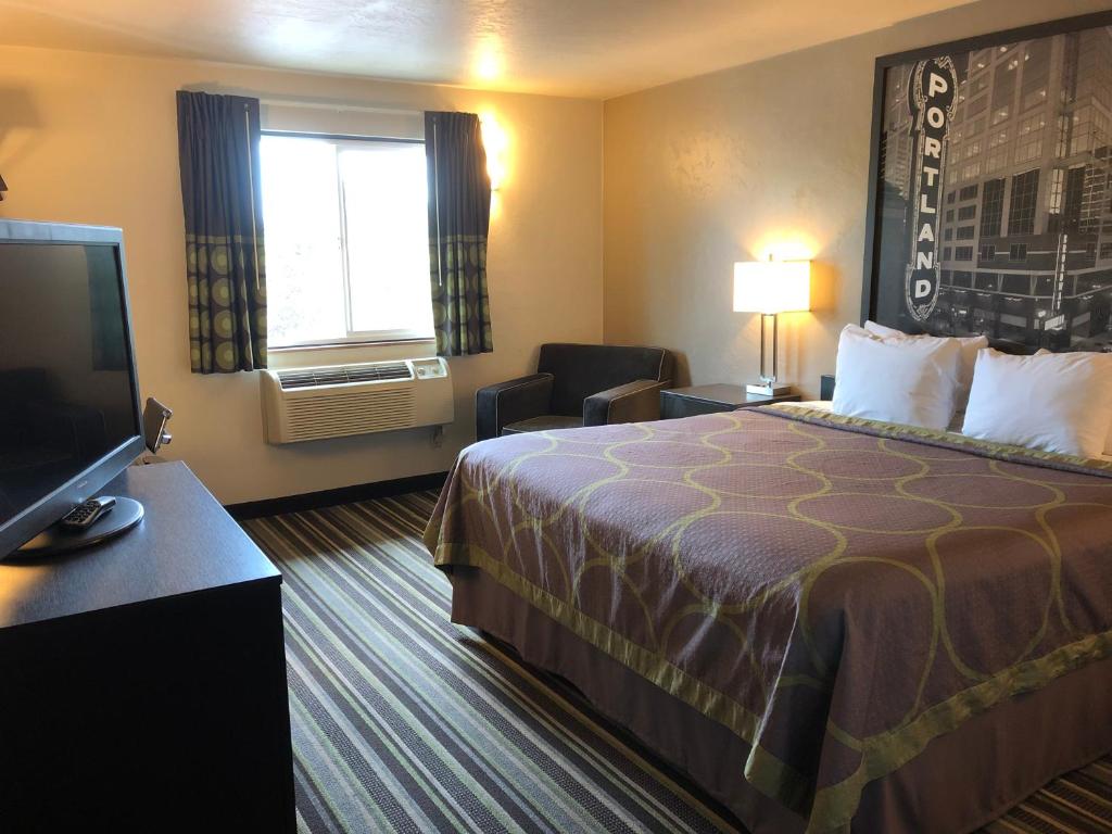 Super 8 By Wyndham Portland Airport photo