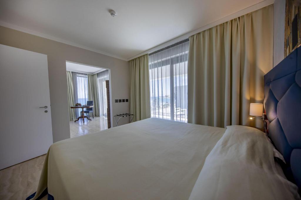 Victoria Palace Cefalù — Hotel rooms in Cefalù, Sicily