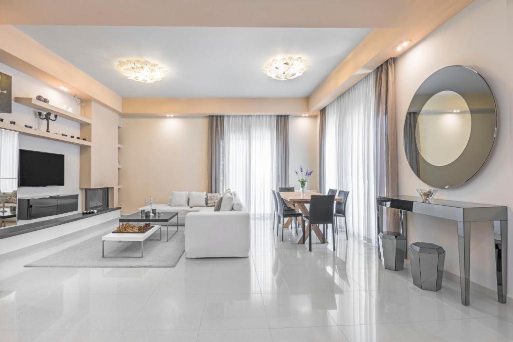 Rainbow Luxurious Villa in Ialysos — Hotel in Rhodes