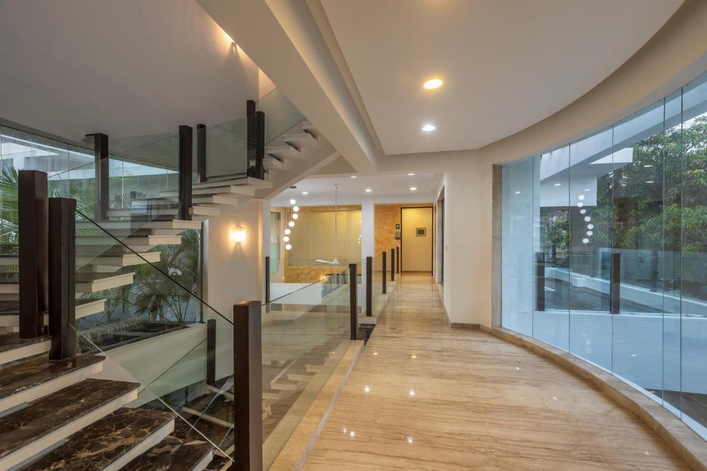 SaffronStays Vedanta - 5BR luxury villa with plunge pool game zone lawn & Tungarli Lake nearby 전경