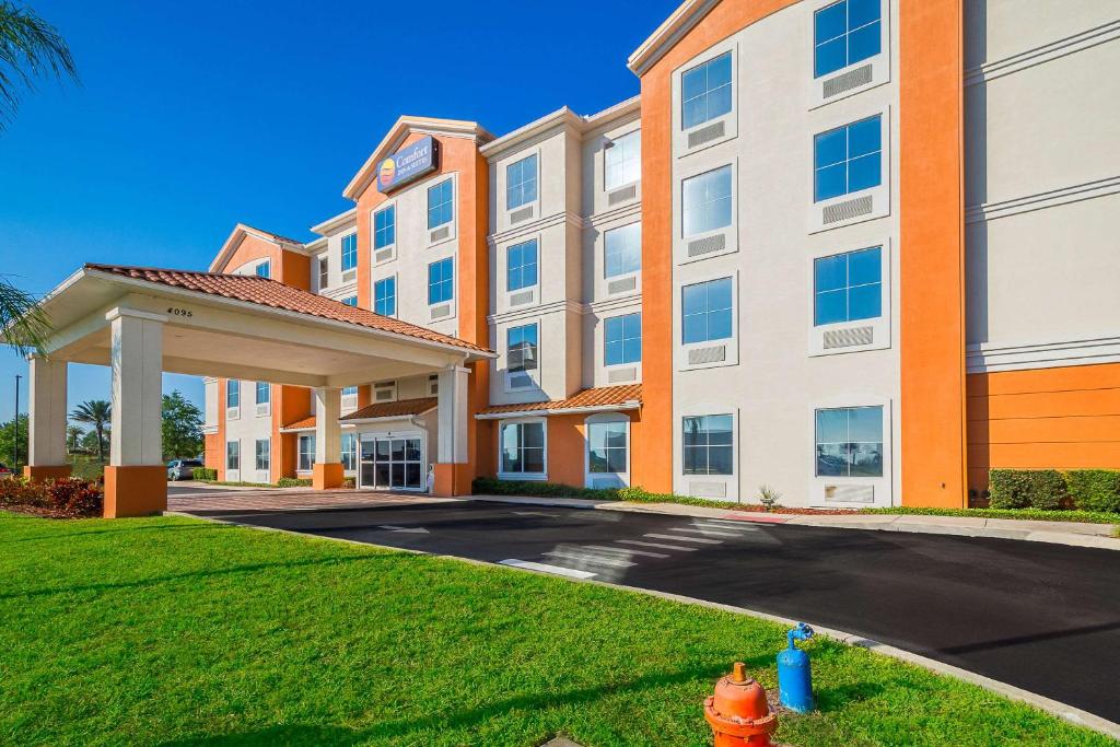 Comfort Inn and Suites Maingate South Davenport photo